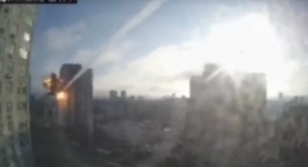Ракета попала в жилой дом в Киеве, момент удара