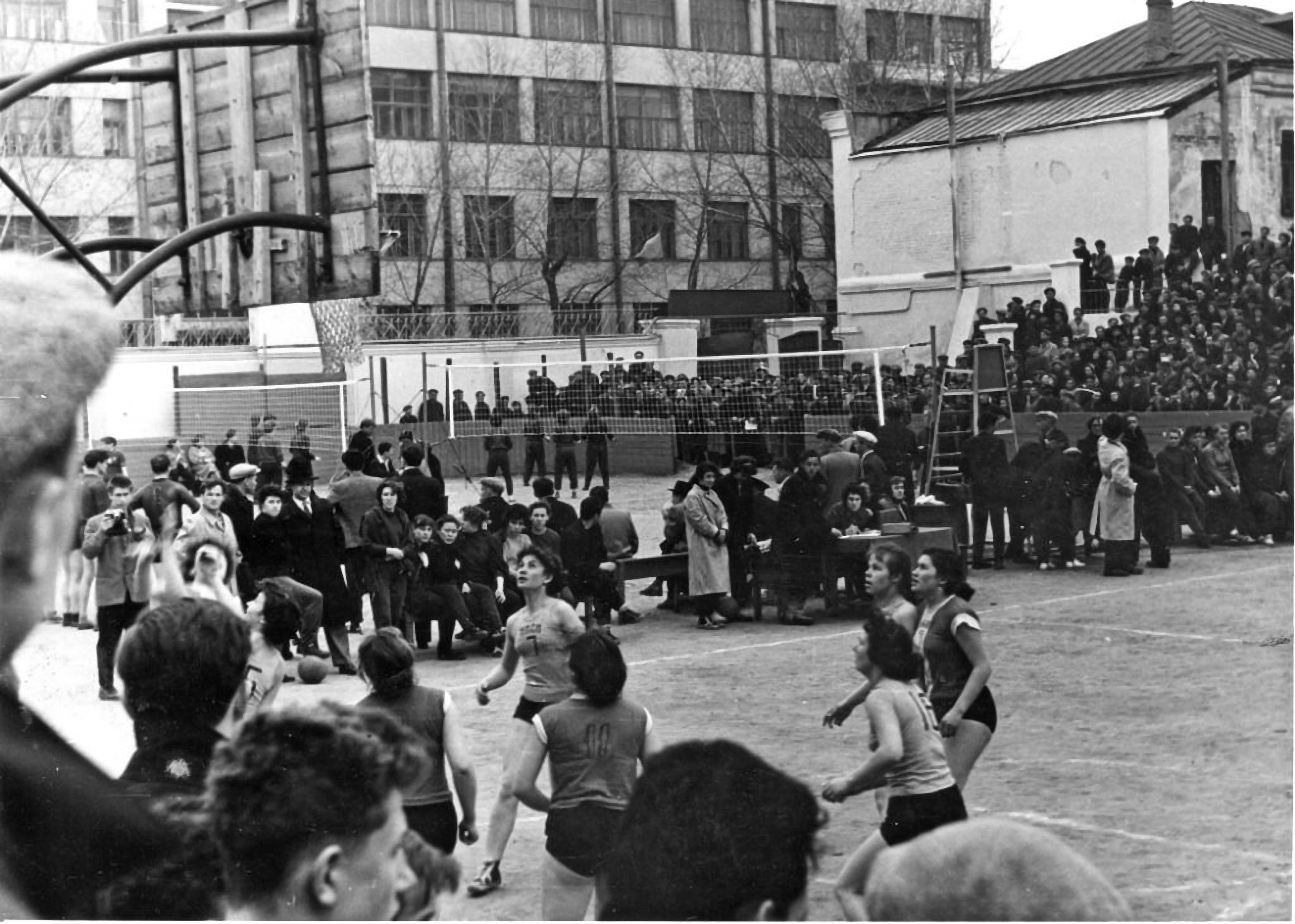 1959 г. Соревнования по баскетболу на спортивной площадке за клубом им. Дзержинского.