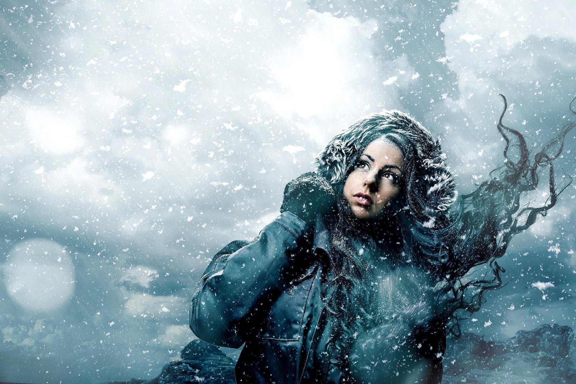 Холод. Девушка в снегу. Девушка зима картинки. Девушка метель. Женщина в метель.