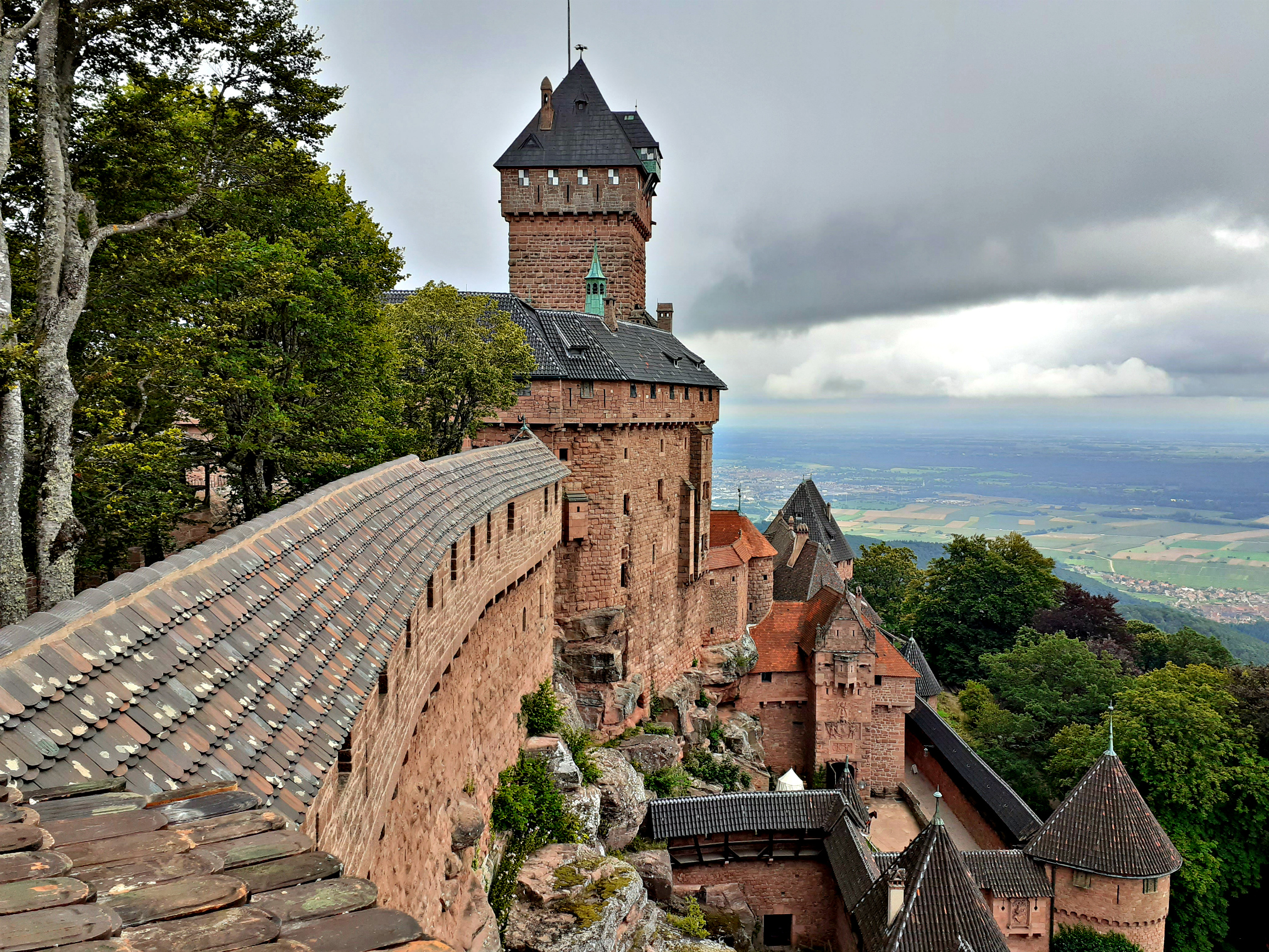 Верхний замок. Замок в городе. Замок. Шато Тальбо замок фото. Chateau du grava.