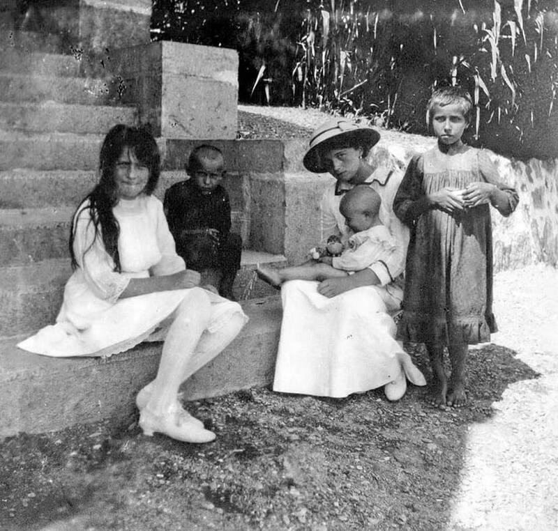 Великая княжна Анастасия (1901-1918) и Ольга (1895-1918) Николаевна Романовы