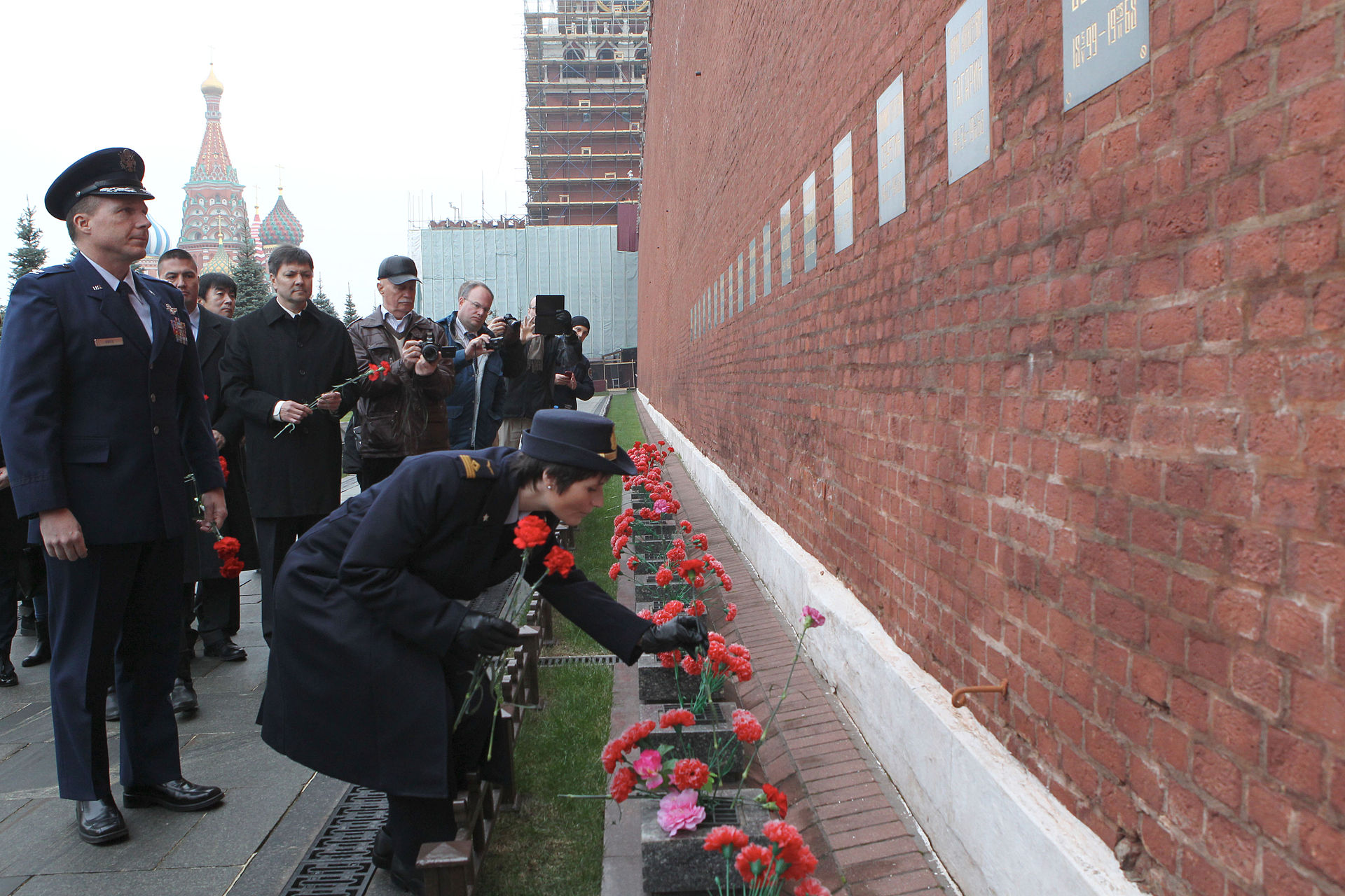 Soyuz TMA-15M crew member Samantha Cristoforetti lays flowers at the Kremlin Wall