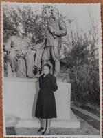 fotografiya zhenschina v temnom platye u pamyatnika