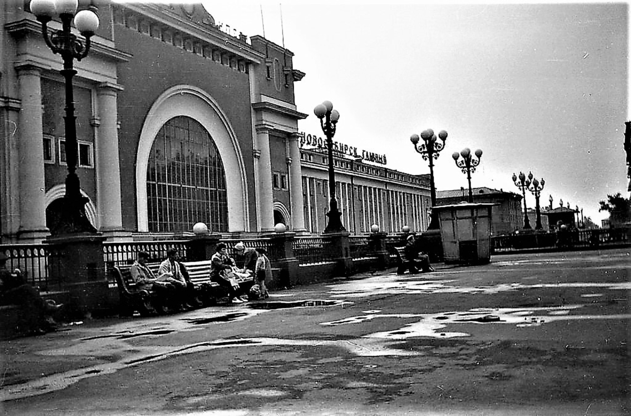 Железнодорожный вокзал в Новосибирске .Примерно 1965 год