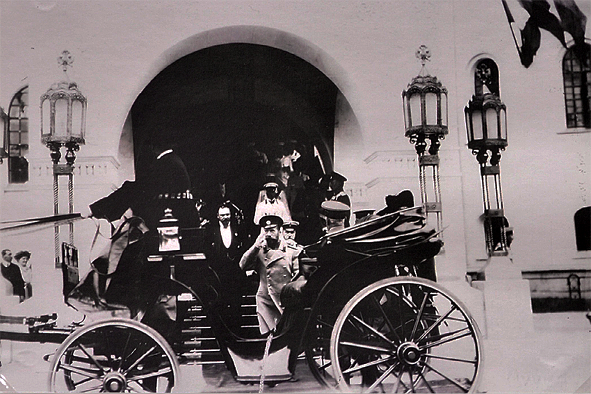 8Император Николай II у здания, 17 мая 1913 года 8Император Николай II у здания, 17 мая 1913 года