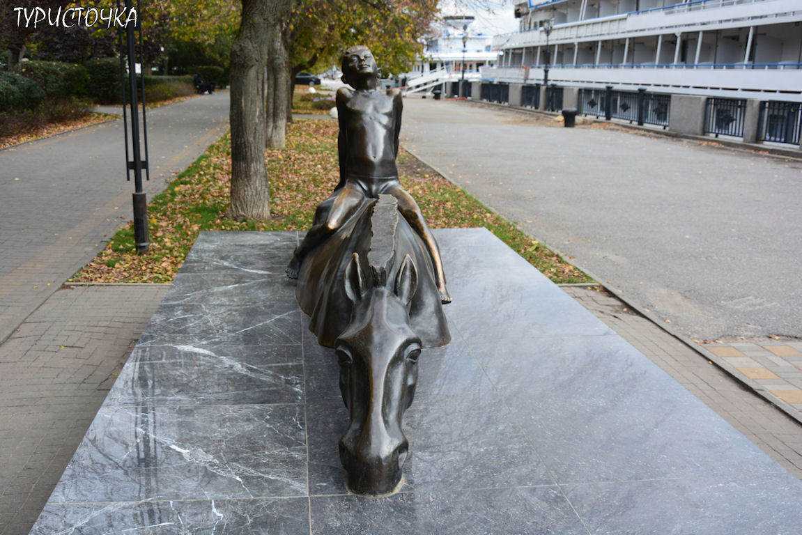 Скульптуры на набережной Ростова-на-Дону
