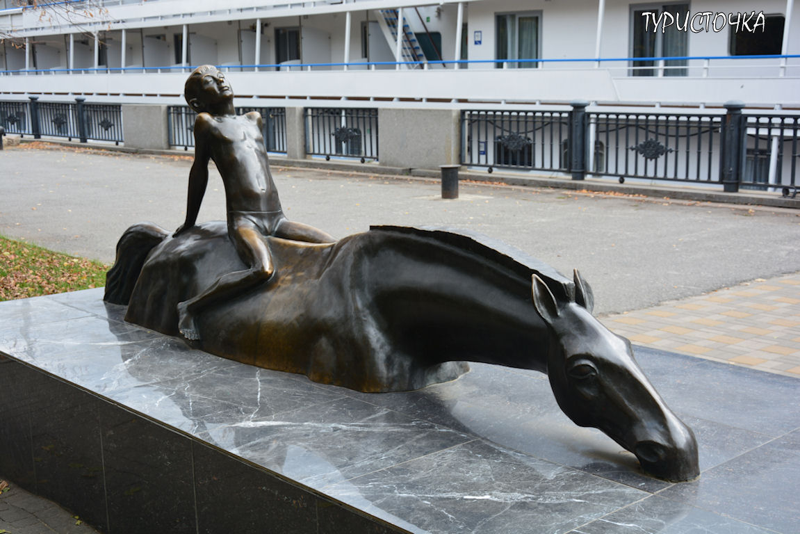 Скульптуры на набережной Ростова-на-Дону