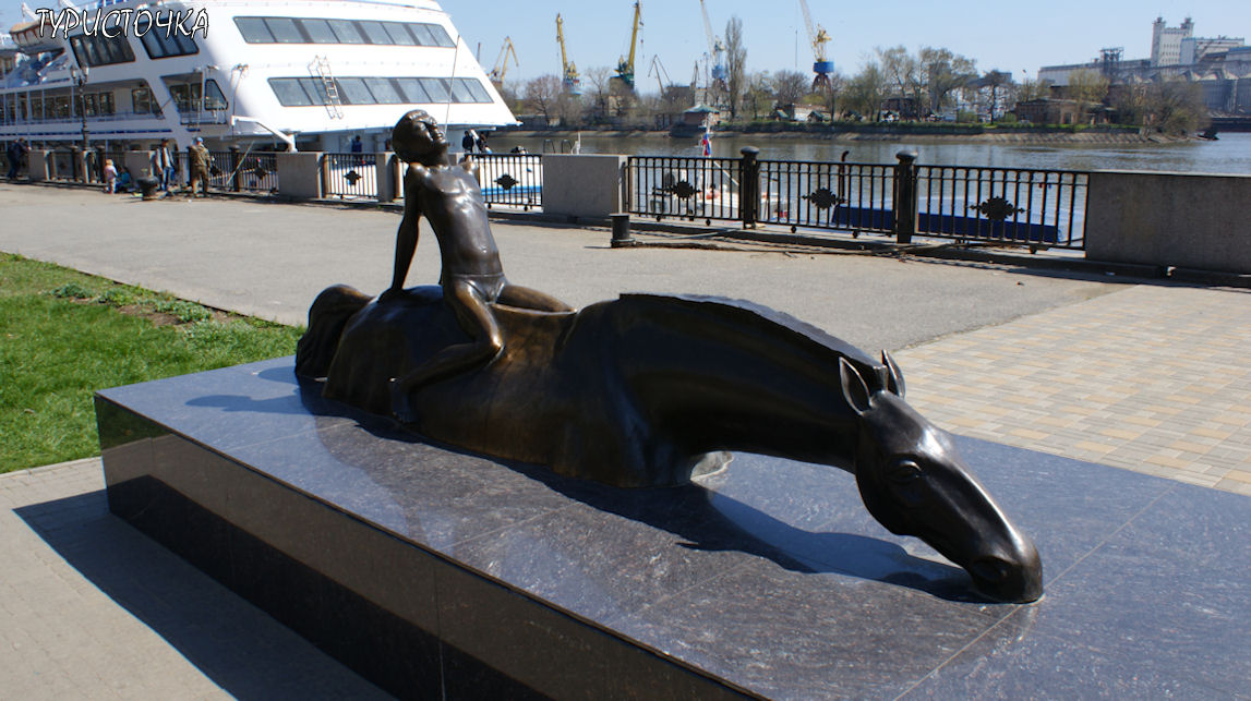 Скульптуры на набережной Ростова-на-Дону
