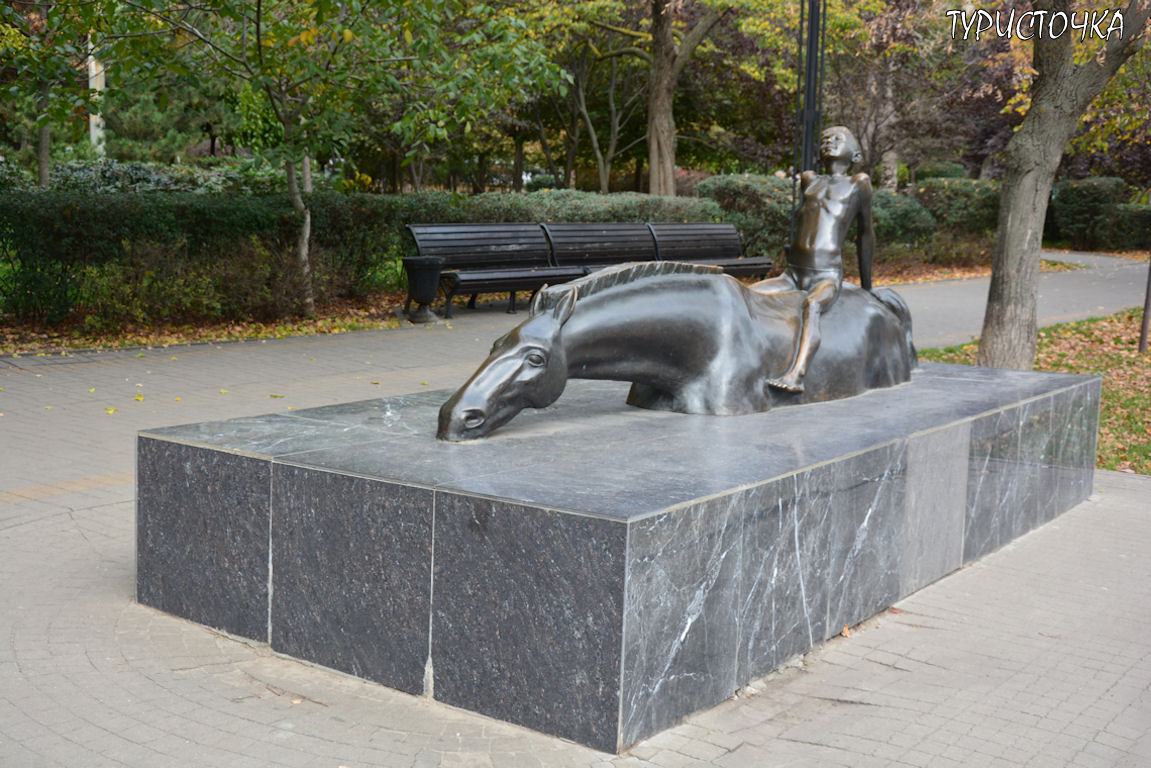 Скульптуры на набережной Ростова-на-Дону