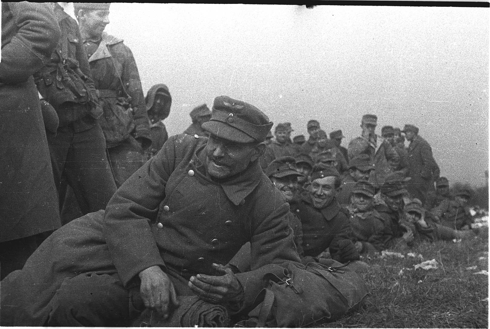 Солдат взят. Пленные немецкие солдаты 1945 Кенигсберг. Пленные бойцы РККА В 1945. Восточная Пруссия 1945 пленные. Пленные советские солдаты 1945.