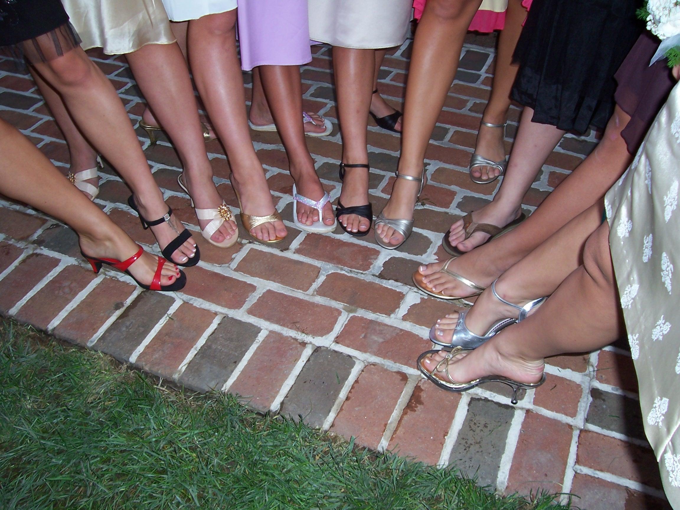 Lady pisses. Групповые ступни. Ступни группы девушек. Много женских ног. Ножки жены.