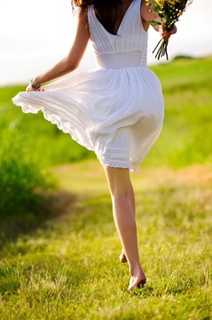 Девушка бегущая в платье