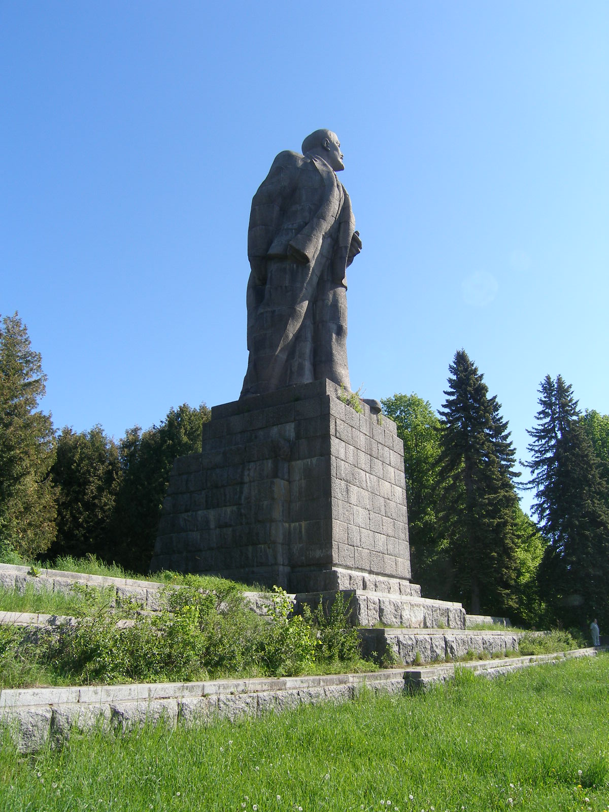 памятник ленину в дубне фото