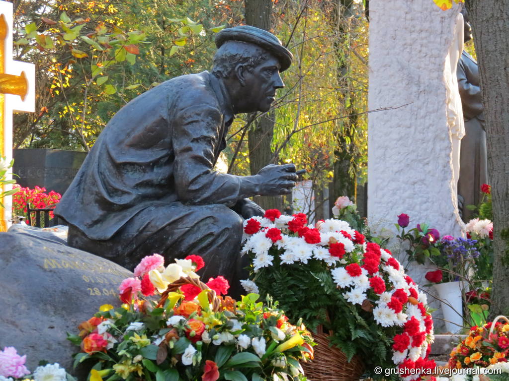 Фото памятники на новодевичьем. Новодевичий некрополь могилы знаменитостей. Новодевичье кладбище Ваганьковское кладбище. Памятники на Новодевичьем кладбище. Ваганьковское кладбище могилы знаменитостей.