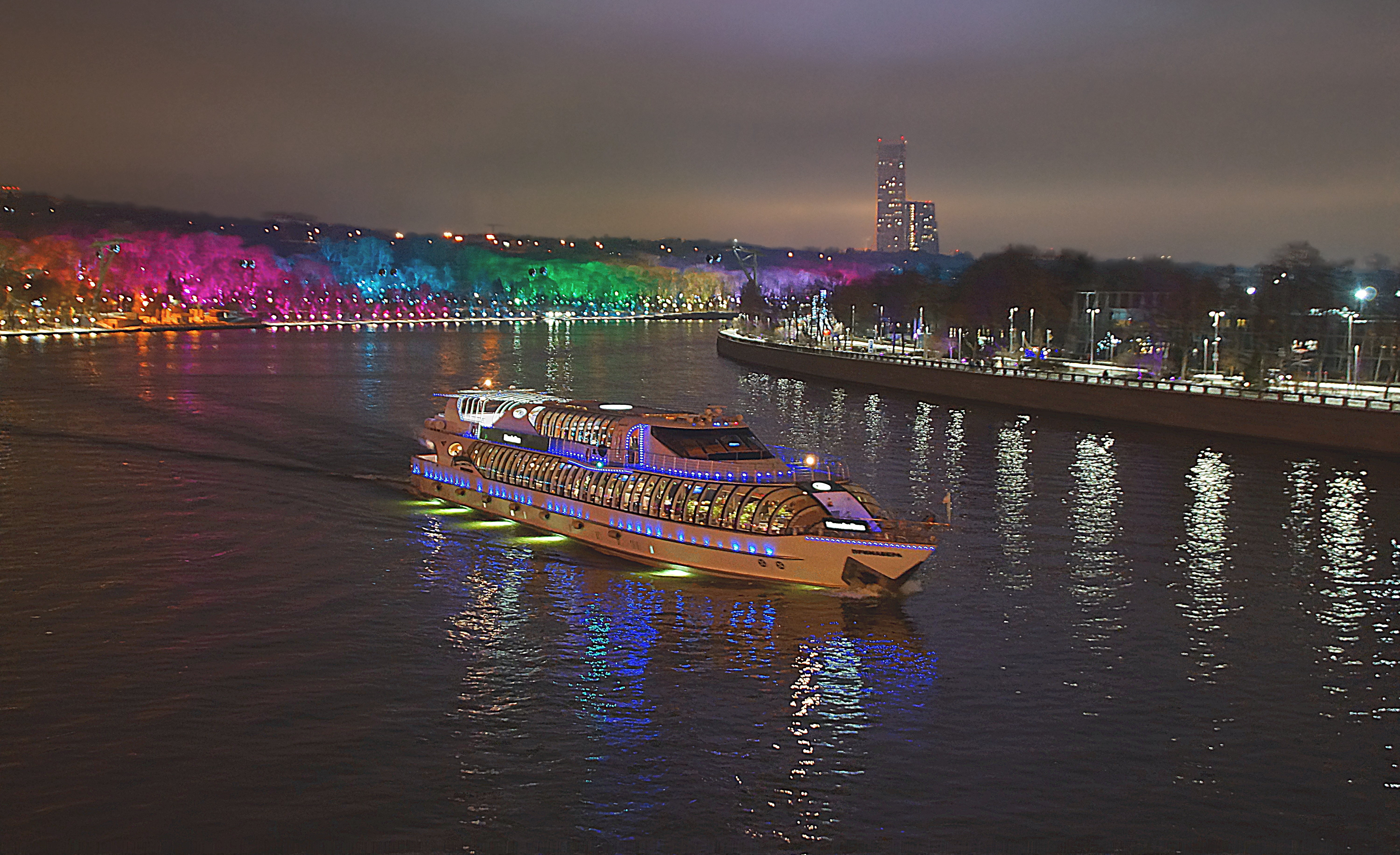 Прогулочный катер москва. Парк Горького теплоход. Парк Горького Москва река катер. Воробьёвы горы теплоход. Ночная Москва река теплоход.