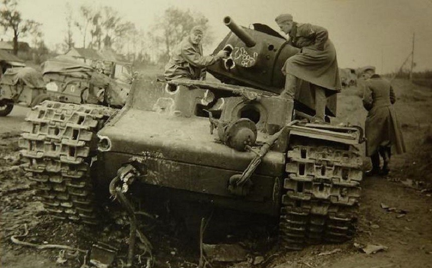 Немецкие танки против. Кв 1 во второй мировой войне. Танк кв1 и немцы. Подбитый кв-1. Подбитый танк кв 1.