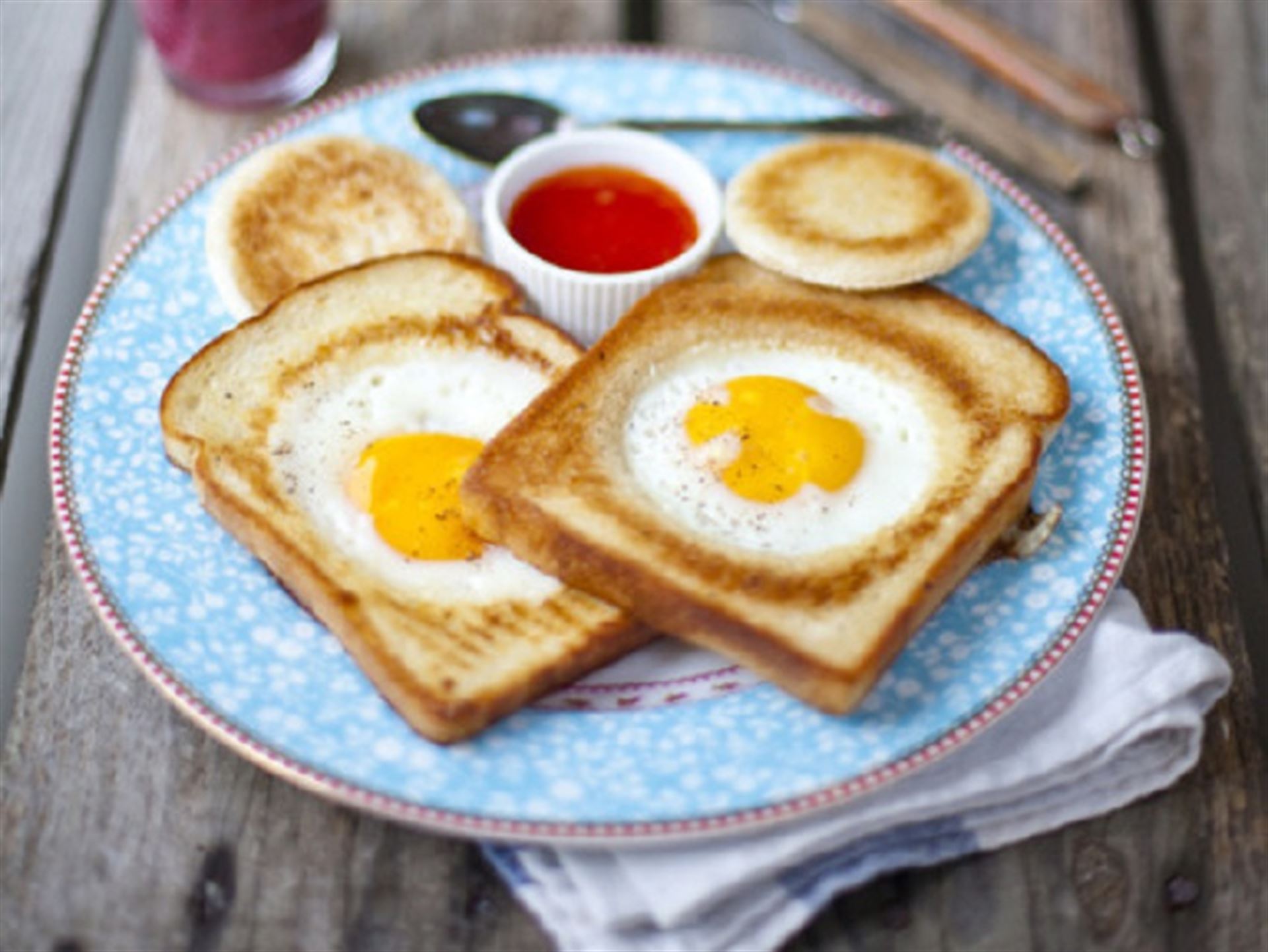 Видео как приготовить вкусный завтрак. Яичница в хлебе. Вкусный и красивый завтрак. Оригинальный завтрак. Завтрак яичница в хлебе.